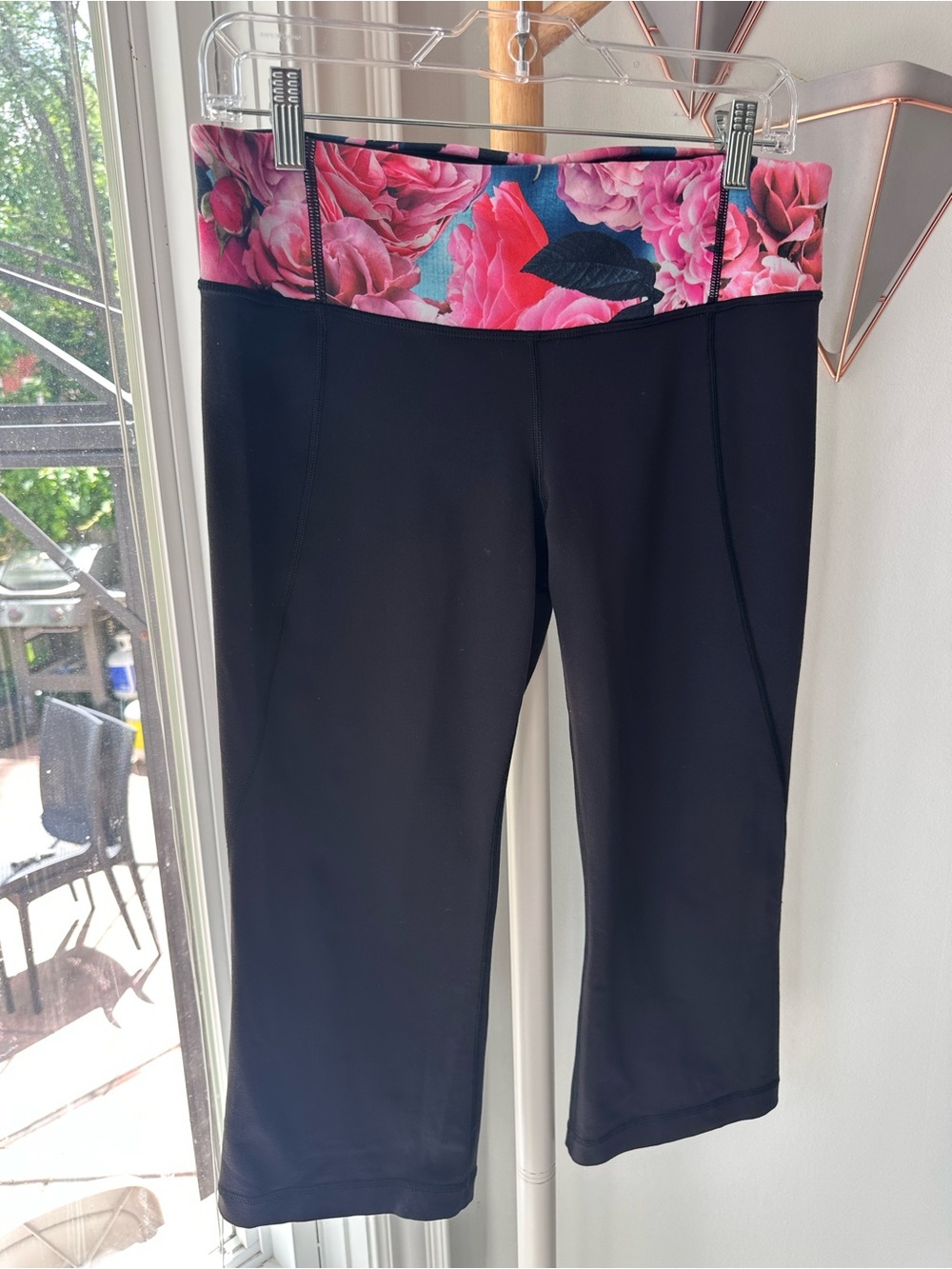 Y2K Lululemon VINTAGE Black Capri Cropped Leggings Pink Floral Yoga Size 10
